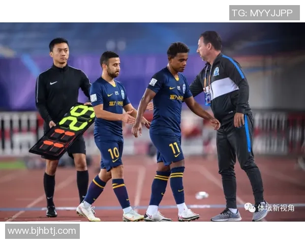 武汉足球队在大师赛中的团队协作表现分析与点评